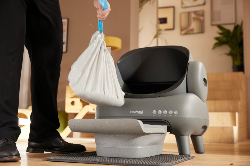 litter box being cleaned - litter box small apartment
